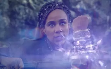 Злодейката Дар-Бен (в ролята Зоуе Аштън)