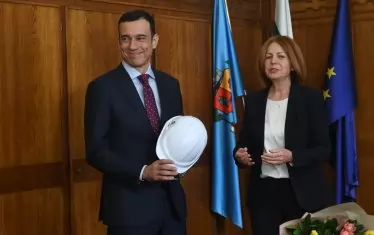  След клетвата старият кмет Йорданка Фандъкова предаде кабинета на новия Васил Терзиев и му подари каска. 