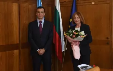  Той й благодари с цветя. 