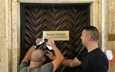  Предаването на ключа на София завърши със смяна на табелата на кметския кабинет. 