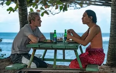 Транс актьорът Каймана (вдясно) в ролята на първия транс играч в световните квалификации по футбол.