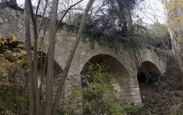 120 години акведукт стои тайно край Варна