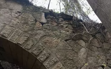 В единия край личат единствените по-сериозни поражения.