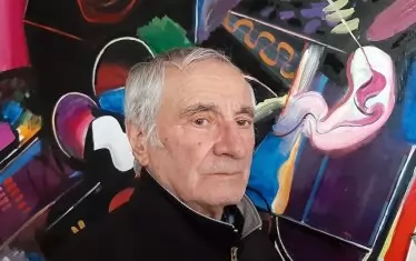 Художникът на фона на свои произведения.