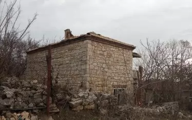Каменна постройка във "Виница" - рухнала отпред, запазена отзад.