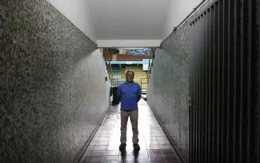 Подстъпите към стадиона, където Виктор Хара е убит.