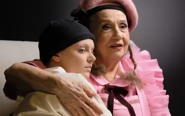 Мария Стефанова озарява сцената в „Оскар и розовата дама“
