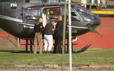 Екстрадицията на Бариентос (в центъра) в Чили.