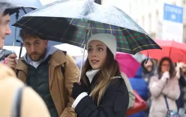 Хората на изкуството искат достойни възнаграждения, както и средства за нови продукции.