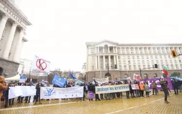  Шествието стигна до сградата на Народното събрание.