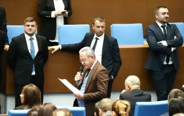  Шефът на комисията по бюджет и финанси и депутат от ДПС Йордан Цонев чете доклад от комисия от място.
