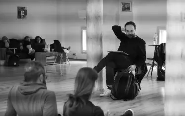  Режисьорът Крис Шарков за втори път поставя в Плевенския театър.