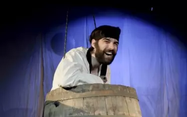  Актьорът като майстора кацар Лию.