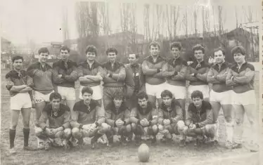 Една от малкото общи снимки на първото поколение ръгбисти Дебренлиеви - с отбора на "ЖП завод". Димитър Дебренлиев е долу най-вдясно, а Костадин е третият отдясно наляво. Четвъртият отдясно наляво е братовчед им Антон Дебрелиев.