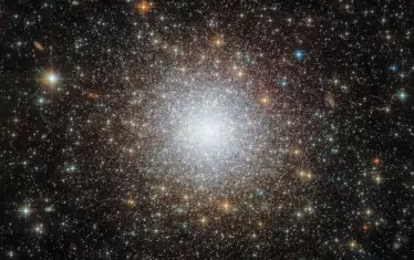 Снимка от "Хъбъл" на гъсто опакования кълбовиден куп NGC 2210, разположен в сателитна галактика, обикаляща около Млечния път