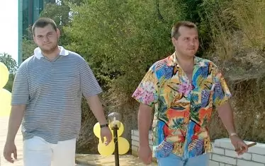 30 юли 2002 г. шефът на "Мултигруп" Илия Павлов и Делян Пеевски пред кулата на "Парадайс бийч" в курорта Свети Влас. Павлов бе показно разстрелян през март 2003 г.