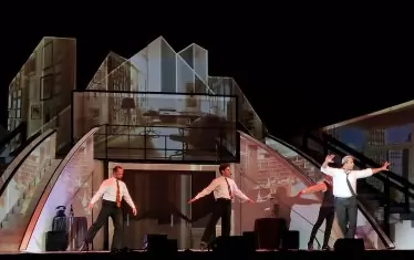  Мариос Андреу като Аристо - с неизбежното за един грък сиртаки.