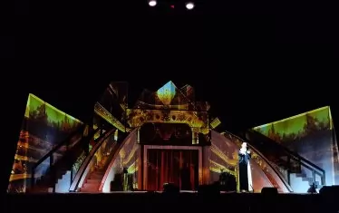  3D мапингът превръща декора във вътрешността на Ла Скала в Милано.