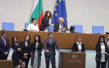  ''Възраждане'' окупираха трибуната. 