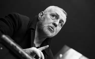 Чрез думите на Теа Денолюбова героят предефинира куп библейски понятия и събития.