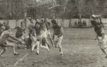 Двамата братя в игра срещу "Кричим" - Димитър (вдясно) и Костадин (до него, миг преди да получи топката).