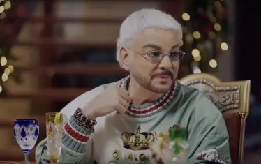 Певецът по време на интервюто, след 28-ата минута на което разказва модните си неволи. 