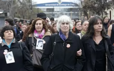 Вдовицата на певеца - Джоан Хара (с бялата коса), през 2013 г. по време на поход в памет на жертвите на военния преврат от 1973-та.