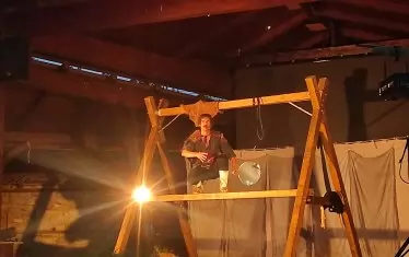  Дървената конструкция на сцената се превръща в мост над буйна река.