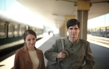  Гунди като войник с бъдещата си съпруга Лита (Александра Свиленова).