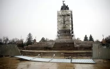 Паметникът на съветската армия изведнъж се оказа без ограда