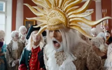  Още една от визиите на родения във Варна певец в продукцията.