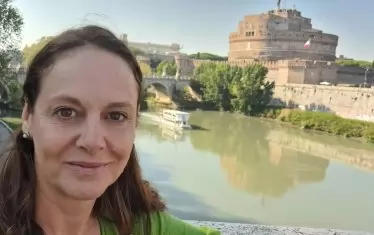 В Рим, на фона на крепостта Сант`Анджело.