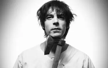   Актьорът като майстора кацар Лию.