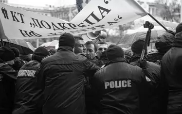  Полиция и протестиращи в опасна близост.