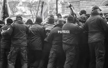  Полицията изблъсква протестиращите пред МС.