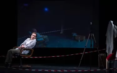  Когато не се крие в мазето, героинята Анджела е застрахователен агент.