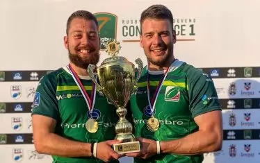 Второто поколение ръгби национали Дебренлиеви - Костадин (вляво) и Смилко с трофея на победители в турнира по Ръгби-7 в "Конференция 1" в Белград през 2021 г.