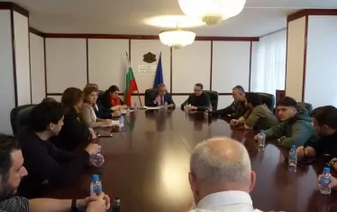  Момент от срещата на министъра на културата Кръстю Кръстев с представители на протестиращите.