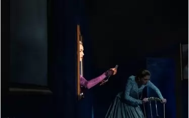  Картините от стените "оживяват".