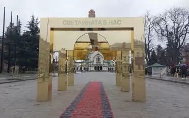 Червеният килим от оригиналния вид на инсталацията, който впоследствие изчезна.