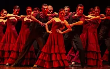 "Болеро" пулсира в страстния ритъм на испанския танц.