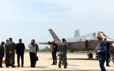 Колко ли време ще мине преди България да се сдобие с F-35, а не само да го гледа като експонат в Граф Игнатиево