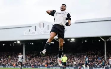 Мексиканецът Раул Хименес е скочил след гола си за "Фулъм" при победата с 2:1 над "Арсенал".