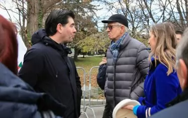 Сред протестиращите срещу демонтирането на паметника бяха бившият министър на енергетиката Румен Овчаров и лидерът на столичните социалисти Иван Таков (вляво).