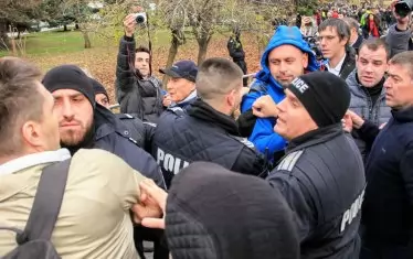 Момент от сбутването между протестиращи и полицаи.