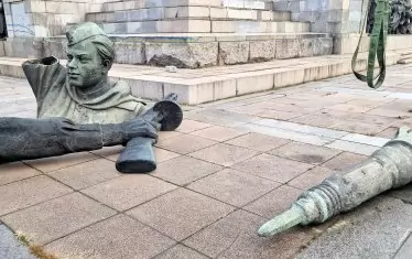  Разхвърляните останки от монумента.