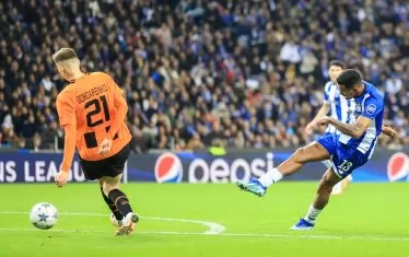 Бразилецът Галено (вдясно) забива своя гол при победата на "Порто" над "Шахтьор" (Донецк), която класира португалския тим за 1/8-финалите в Шампионската лига-