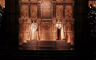 Пищният спектакъл на испанския режисьор Луис Паскуал е решен в черно и златно.