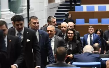  "Възраждане" предупредиха, че ще сезират Конституционния съд и напуснаха пленарната зала заедно с ИТН.