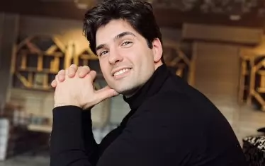 ...и истински чаровник в живота.